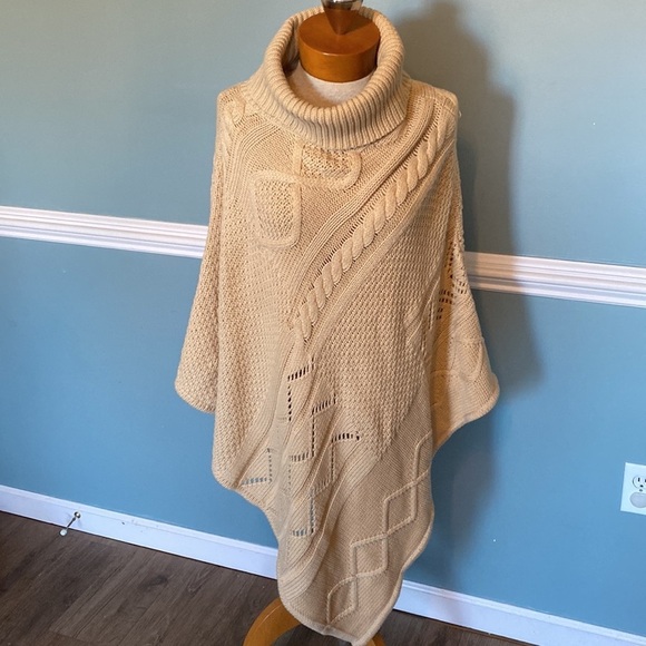 Bass Cable knit cream poncho. One size turtle neck. Fall autumn winter layers - Picture 2 of 7